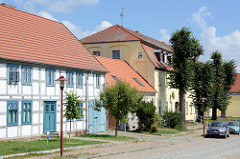 Historische Wohnhäuser in der Große Mönchenstraße von Gartz/Oder; das vordere Fachgewerkgebäude steht als Baudenkmal unter Denkmalschutz.