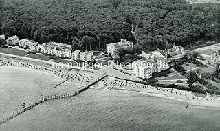 Historische Luftaufnahme vom Seebad Heiligendamm - Übersicht der Anordnung der Gebäude, Perlenkette an der Promenade - Seebrücke.