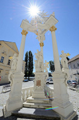 Johannes Nepomuk-Denkmal auf dem Rathausplatz in Krems / Stein. ; die  Figur des Heiligen steht unter einem  Baldachin. An den Postamenten sind Engelsfiguren zu sehen und im Baldachin Putten mit Strahlenkranz.