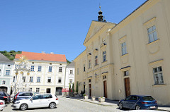 Rathausplatz von Stein an der Donau, Stadtteil von Krems - rechts das Rathaus.