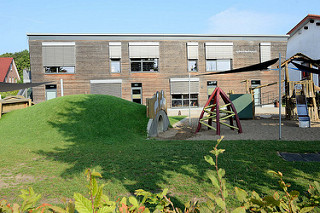 Gebäude von der integrativen Kindertagesstätte / Kita Arche Noah im Schulweg von Kühlungsborn. Holz verkleideter Flachbau, 2012 fertiggestellt - Entwurf Buttler Architekten.