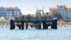 Blick vom Wasser auf die Seebrücke von Kühlungsborn, dahinter der Strand und die Hotelanlagen. Die Seebrücke wurde 1991 eingeweiht und hat eine Länge von 240 m.