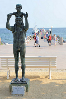 Bronzeskulptur Vater und Sohn am Brückenvorplatz der Seebrücke im Ostseebad Kühlungsborn; die denkmalgeschützte Plastik wurde 1969 aufgestellt - Bildhauer Reinhard Schmidt.