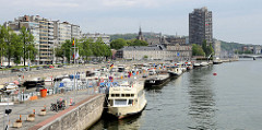 Ufer der Maas in Lüttich / Liège; Binnenschiffe und das Fahrgastschiff Prince Albert liegen am Kai - dahinter der Port de Yachts, Marina für Sportboote.