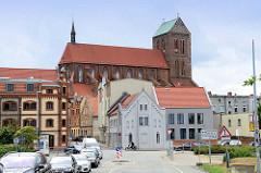 Blick durch die Poeler Straße zur  in der Hansestadt Wismar zur Sankt Nikolaikirche;  Die Kirche wurde von 1381-1487 als Kirche der Seefahrer und Fischer erbaut. Sie gilt als Meisterwerk der Spätgotik und ist als Teil der Wismarer Altstadt seit 2002