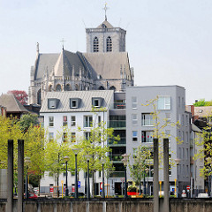 Blick über die Maas auf die gotische St. Martins Basilika in Lüttich / Liège; 1542 als spätgotische Kreuzbasilika fertiggestellt.
