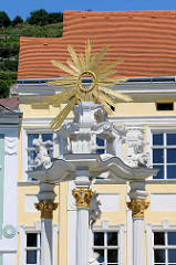 Johannes Nepomuk-Denkmal auf dem Rathausplatz in Krems / Stein; die  Figur des Heiligen steht unter einem  Baldachin. An den Postamenten sind Engelsfiguren zu sehen und im Baldachin Putten mit Strahlenkranz.