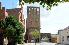 Historische Stadtbefestigung der Kleinstadt Gartz an der Oder; Reste der Stadtmauer und der  unter Denkmalschutz stehende Torturm Stettiner Tor.