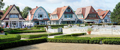 Blick von der Strandpromenade Boltenhagen auf den Kurpark und die historische Häuserzeile an der Mittelpromenade.