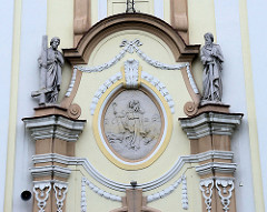 Eingang der neobarocken Laurentiuskirche in Groß Strehlitz / Strzelce Opolskie, geweiht 1907.
