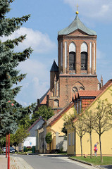 Kirchturm der St. Stephan in Gartz / Oder. Die Kirche ist ein gotischer Backsteinbau, der im Zweiten Weltkrieg teilzerstört wurde.