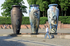 Roskilde Vasen - Künstler Peter Brandes; Höhe ca. 5 m.