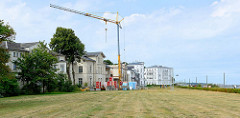 Klassizistische Promenadenvillen im Ostseebad Heiligendamm / Bad Doberan - teilweise restauriert oder schon zur Restaurierung entkernt; rechts der öffentliche Fussweg entlang dem Ostseestrand.