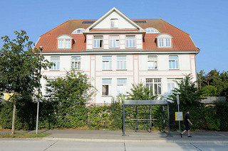 Gebäude der Heinrich Schreiber Schule in Kühlungsborn; das Schulgebäude in Brunshaupten /  Kühlungsborn wurde 1915 eröffnet und trägt jetzt den Namen des Schulgründers und Gemeindepastors Heinrich Albert Friedrich August Schreiber.