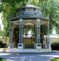 Musikpavillon im Stadtpark von Krems an der Donau; Eisenkonstruktion im Stil des Historismus, Entwurf Josef Utz jun.