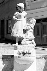 Simandl Brunnen in Krems an der Donau. Simandl ist ein scherzhafter bayrisch-österreichischer Ausdruck zur Bezeichnung eines unter dem Pantoffel stehenden, d. h. sich der Hausherrin unterordnenden Ehegatten.