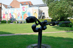 Grünanlage beim Kloster Roskilde - Bronzeskulptur und farbiges Wandbild.
