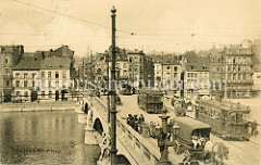 Historische Bild der Pont des Arches über die Maas in Lüttich / Liège; elektrische Straßenbahnen und Pferdfuhrwerke überqueren die Brücke.