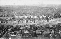 Historische Luftaufnahme vom Maastal bei Lüttich / Liège. Mehrstöckige Wohnhäuser und Speicher stehen am Kai der Maas.