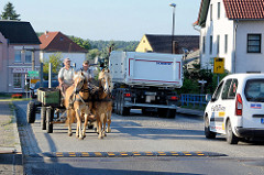 Straßenverkehr auf der Brücke über die Alte Oder in Oderberg; Lastwagen und Pferdefuhrwerk mit einem Doppelgespann überqueren die denkmalgeschützte Brücke.