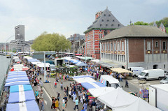 Markt am Ufer der Maas in Lüttich / Liège; re. die Fachwerkarchitketur vom Curtius Museum, um 1610 als Privathaus für Jean Curtius, Industrieller und Munitionslieferant der spanischen Armee errichtet.