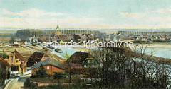 Historische Ansicht von Boizenburg/Elbe; Panorama der Stadt - Blick über den Stadthafen. Zwei Elbkähne liegen im Hafen, am Ufer Eisenbahnschienen und Güterwaggons.