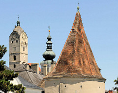 Türme der Stadt Krems/Stein, im Vordergrund der Fischerturm. Der Turm war Teil der Stadtbefestigung.