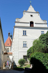 Ehemaliges Piaristengymnasium Krems an der Donau, errichtet 1694 - schmale Giebelfront mit Volutenbekrönung.