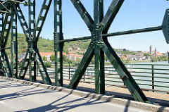 Blick von der durch das Stahlfachwerk der Mautener Brücke auf die Stadt Krems an der Donau. Die frühere Kaiser-Franz-Joseph-Brücke wurde 1895 errichtet und steht unter Denkmalschutz.