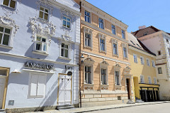 Historische Architektur in der Stadt Krems an der Donau, links das ehemalige Stiftshaus St. Philippus und Jakobus. Das Gebäude  wurde 1411 gestiftet. Ursprünglich erbaut im 16. Jahrhundert und im zweiten Viertel des 18. Jahrhunderts im Barockstil umg