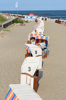 Strandkörbe in einer Reihe aufgestellt auf dem Ostseestrand in Seebad Kühlungsborn.