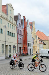 Wohn und Geschäftshäuser mit unterschiedlich farblich abgesetzten Fassaden in der Lübschen Straße der Hansestadt Wismar.