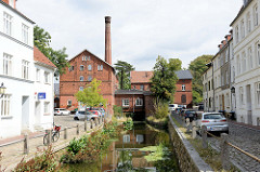 Blick auf die alte Stadtmühle an der Mühlengrube von Wismar; die Mühle wurde 1856 als Dampfmühle errichtet und steht als Industriedenkmal der Hansestadt unter Denkmalschutz.