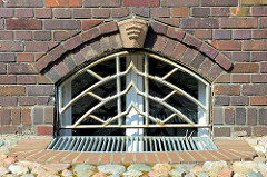 Detail Kellerfenster mit Eisengitter  der expressionistische Backstein-Architektur der Berufsfeuerwache in Wismar an der frischen Grube, errichtet 1928 - Architekt Arthur Eulert.
