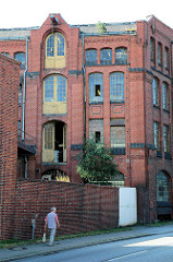 Historische Industriearchitektur, Fabrikgebäude der New-York Hamburger Gummi-Waaren Compagnie in Hamburg Harburg.  Dachwinde mit Eisenhaken am Giebel eines Lagergebäudes.