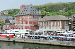 Blick über die Maas in Lüttich / Liège; re. die Fachwerkarchitketur vom Curtius Museum, um 1610 als Privathaus für Jean Curtius, Industrieller und Munitionslieferant der spanischen Armee errichtet.