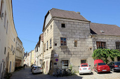 Historisches, denkmalgeschütztes Wohnhaus am Minoritenplatz in Stein an der Donau/Krems. Bürgerhaus mit Dachspeicher, Baukern aus der ersten Hälfte des 16. Jahrhunderts - Fassade mit  Sgraffitoquaderung gestaltet.
