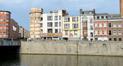 Blick über die Maas auf den Quai de la Dérivation in Lüttich / Liège; Wohnhäuser in unterschiedlichen Baustilen stehen am Flussufer. Links die  Pont d'Amercoeur