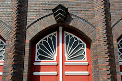 Detail Toreinfahrt der expressionistische Backstein-Architektur der Berufsfeuerwache in Wismar an der frischen Grube, errichtet 1928 - Architekt Arthur Eulert.