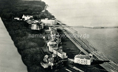 Historische Luftaufnahme vom Seebad Heiligendamm - Übersicht der Anordnung der Gebäude, Perlenkette an der Promenade - Seebrücke.