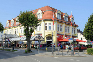 Historische Kaufhausarchitektur in der Strandstraße von Kühlungsborn; das Gebäude vom alten Kaufhaus steht als herausragendes Baudenkmal der Stadt unter Denkmalschutz.