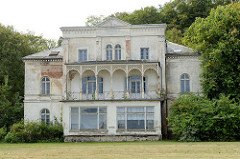 Klassizistische Architektur an der Promenade vom Ostseebad Heiligendamm; Villa Hirsch / Haus Karl Liebknecht - errichtet 1863.