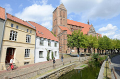 Blick über den Mühlenbach zur Sankt Nikolaikirche in der Hansestadt Wismar; die Kirche wurde von 1381-1487  als Kirche der Seefahrer und Fischer erbaut. Sie gilt als Meisterwerk der Spätgotik im nordeuropäischen Raum. Die Nikolaikirche ist als Teil d