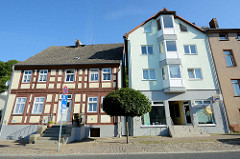 Wohnhäuser/ Geschäftshäuser in der Berliner Straße von Oderberg, einträchtig steht ein historisches Fachwerkgebäude neben einem Neubau.