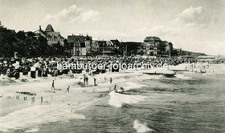 Historische Fotografie vom Strand im Ostseebad Kühlungsborn; der Sandstrand ist dicht mit Strandkörben besetzt - Kinder baden in den Ostseewellen.