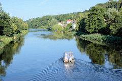 Ein Hausboot fährt auf der Alten Oder  bei Oderberg Richtung Schiffshebewerk Niederfinow.