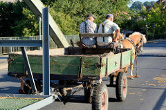 Straßenverkehr auf der Brücke über die Alte Oder in Oderberg; ein Pferdefuhrwerk mit Doppelgespann überqueren die denkmalgeschützte Brücke.