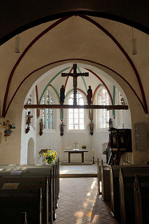 Innenansicht der Sankt Johanniskirche in Kühlungsborn - der älteste Teil der Kirche wurde um 13. Jahrhundert aus Feldstein errichtet.