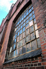 Historische Industriearchitektur, Fenster mit Eisenrahmen Fabrikgebäude der New-York Hamburger Gummi-Waaren Compagnie in Hamburg Harburg.