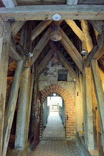 Holzbalken von Glockenturm der Sankt Johanniskirche in Kühlungsborn - der älteste Teil der Kirche wurde um 13. Jahrhundert aus Feldstein errichtet, der jetzige Kirchturm wurde um 1680 aus Holz gebaut.